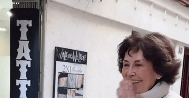 Не залишила байдужим нікого: бабуся зробила перше татуювання в 90 років (відео)