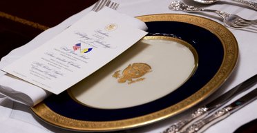 Изысканное меню в американском стиле: СМИ узнали, чем Трамп угощал Зеленского во время встречи