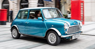 Прикольный снаружи, электрический внутри. Старый Mini переделан на новый лад