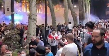 Штурм парламента, стычки с полицией: в Грузии тысячи людей вышли на протесты (фото, видео)