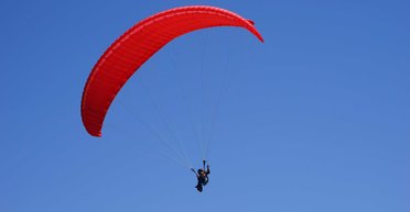 "Нестандартна ситуація": під Києвом переплутали парашутиста з "Шахедом" (відео)