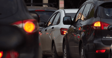 У Києві частково перекрили один з мостів, утворилися масштабні затори, — ЗМІ (відео)