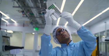 Тонше за волосину: нові сонячні панелі перетворять будь-яку поверхню на електростанцію (відео)