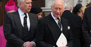 Допрашивали 12 часов: полиция отпустила из-под стражи бывшего принца Эндрю (фото)