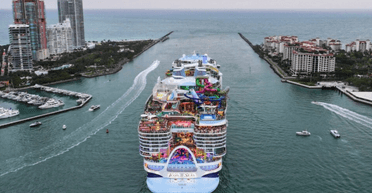 Самый большой в мире круизный лайнер вышел в первый рейс, несмотря на критику экологов (фото, видео)