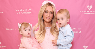 Періс Гілтон вийшла на червону доріжку з донькою та сином (фото)