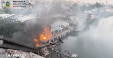 ЗС РФ вдарили по мосту в Херсоні: ОВА закликає людей евакуюватися з мікрорайону Корабел (відео)