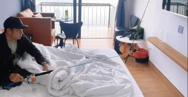 Чоловік закинув вудку прямо з квартири і зловив рибу, не виходячи з дому (відео)