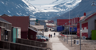 Занурюється в постійну темряву: блогер відвідав "найдивніше місце на Землі" (відео)