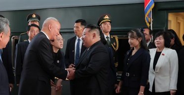 Показал наследницу: Ким Чен Ын привез в Пекин свою дочь (фото)