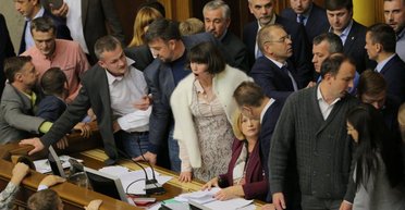 Шашки, дроны, аресты. Самые яркие шоу в Верховной Раде