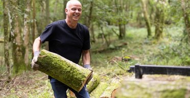 "Я виграв 108 млн фунтів": чоловіка, який купив величезний маєток, приймають за садівника