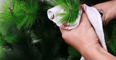 Підготовка до Різдва: жінка помила ялинку у ванні та зазнала критики (відео)