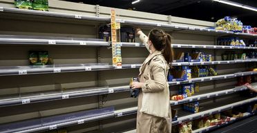 В очікувані біди: люди знову розгрібають всі продукти у супермаркетах (фото)