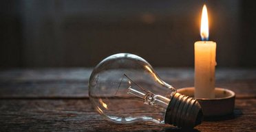 Графіки відключень на 12 січня: в яких регіонах відключення триватимуть найдовше (фото)