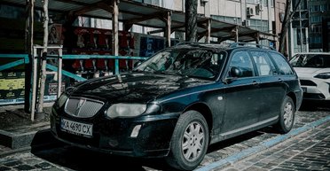 Семейный премиум: в Киеве засветился редкий британский универсал 2000-х (фото)