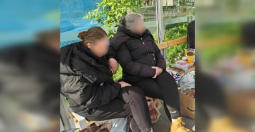 С сумками и без еды: в Варшаве две украинки живут на остановке и отказываются от помощи (фото)