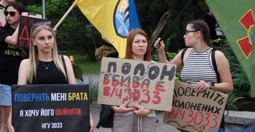 "Плен убивает": в центре Запорожья активисты требовали вернуть защитников "Азовстали" (фото)