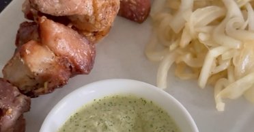 Идеально к шашлыкам и рыбе: рецепт очень быстрого соуса из оливок