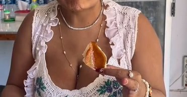 Помолилась, съела свинину и "влетела" на 250 млн рупий штрафа: туристку наказали из-за видео