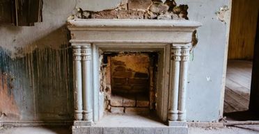 Господарі показали цікаву знахідку, виявлену за каміном в 124-річному будинку (фото)