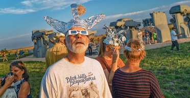 5G, опасные вакцины и плоская земля. Изучаем теории заговора и готовим шапочки из фольги