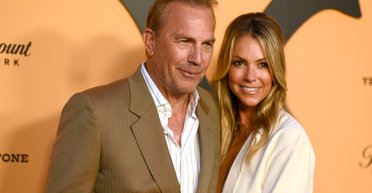 Дружина Кевіна Костнера відповіла на звинувачення в бажанні "пограбувати" актора