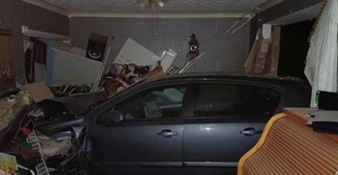 Сім'я прокинулася і побачила чужий автомобіль у своїй вітальні: що сталося (фото)