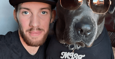 "Переодевается" и зарабатывает деньги: собака успешно "изображает" из себя человека (фото, видео)