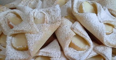 Очень вкусная выпечка: рецепт творожного печенья с яблочной начинкой