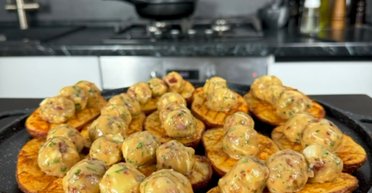 Вишукана вечеря: рецепт картоплі з сиром у духовці (відео)