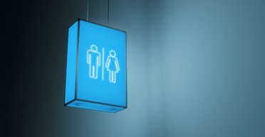 Вывеска в мужской уборной удивила клиента: в сети прокомментировали увиденное (фото)