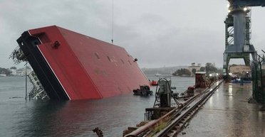 В Севастополе перевернулся плавучий кран: есть погибшие и много раненых, — СМИ (фото)