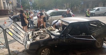 У Миколаєві зіткнулися мікроавтобус та легковик: 6 людей постраждали, серед них 3 дітей (фото)