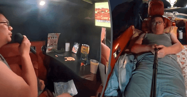 Спит под пение птиц: в Китае программист живет в машине и поет караоке по ночам (фото)