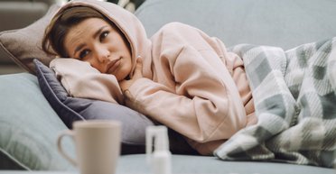 Раздражает и не дает уснуть: 3 способа облегчить приступы ночного кашля