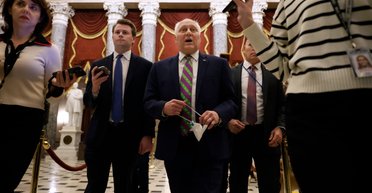 Хотели "успокоить" Трампа: в США впервые за 150 лет объявили импичмент министру