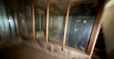 Мужчина нашел потайной люк в гостиной: под ним скрывалось нечто, о чем молчали риелторы