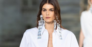 Главные модные тенденции осени 2023. Яркие колготки и красный цвет