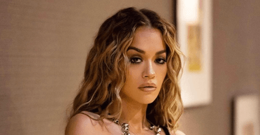 Ріта Ора стрибнула з парашутом із висоти 4,5 тисячі метрів у шоу Беара Гріллса (відео)