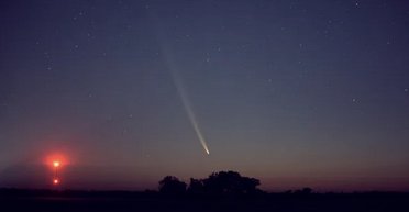 Дуже яскрава комета з хвостом завдовжки 18 млн км летить до Землі: коли її можна побачити (фото)
