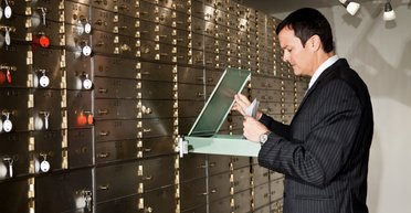 Банковская ячейка: сколько стоит аренда и целесообразно ли там хранить наличные