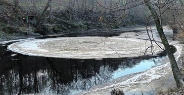 Посадочная площадка для НЛО: британец обнаружил таинственный вращающийся диск в реке