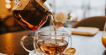 Це нелогічно, але все ж: учені розповіли, чи можуть гарячі напої врятувати від спеки