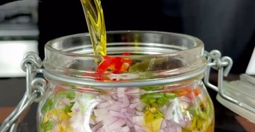 Дивовижна закуска з оселедця: рецепт від Валерія Пономаря (відео)