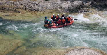 Лодка, камни и вода. Где и как заниматься рафтингом в Украине
