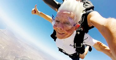 "ТікТок" та татуювання. Пенсіонери, які обирають жити на повну