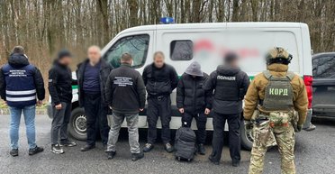 Прятали в бронированной капсуле: инкассаторы вывозили уклонистов за границу (видео)