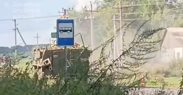 "Слышали только, что что-то звенит по машине: на Курщине БТР Stryker спас десантников ВСУ (видео)