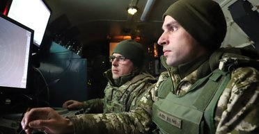 Знають, що і куди летить: як радіотехнічні війська обороняють небо України, — інтерв'ю